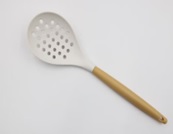 Schaumlöffel mit Holzgriff