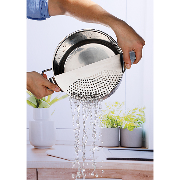 Praktische Abgießhilfe aus  Edelstahl