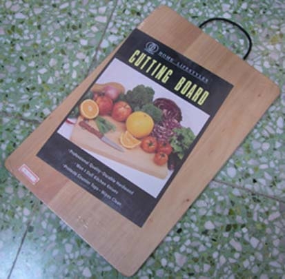 Holzbrett mit einem Tragegriff aus Metal