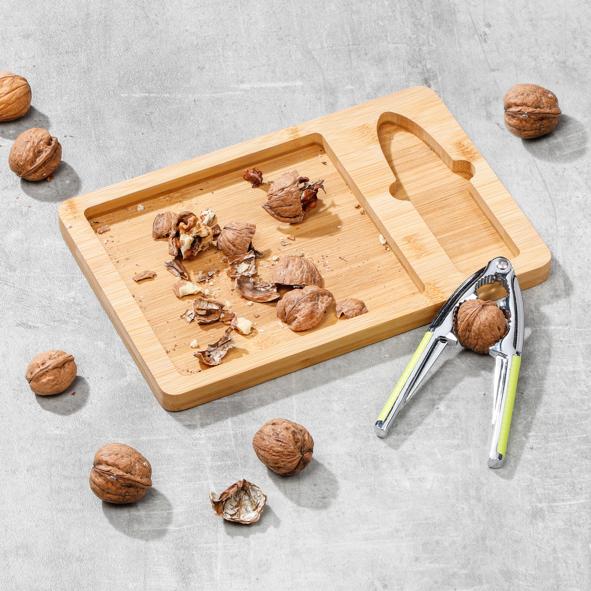 Bambusbrettchen mit Nussknacker