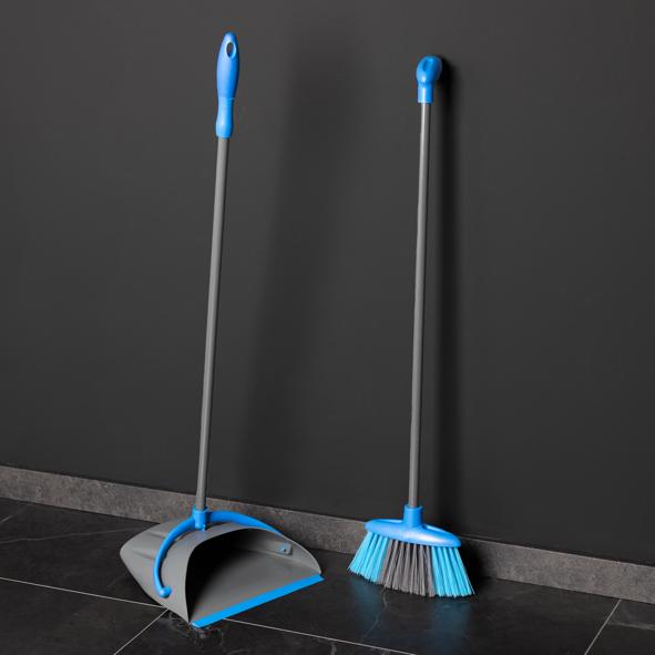 Kehrgarnitur, mit Besen und Schaufel