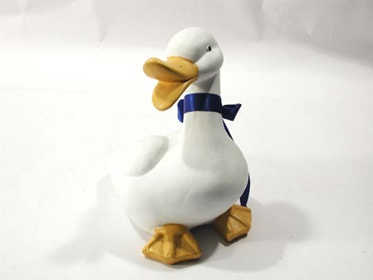 Ente mit blauer Schleife