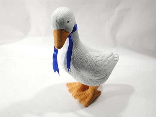 Gans mit blauer Schleife