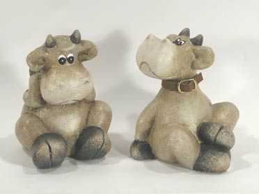 Kuh sitzend aus Terrakotta