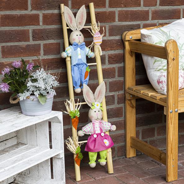 Osterhasen auf Leiter