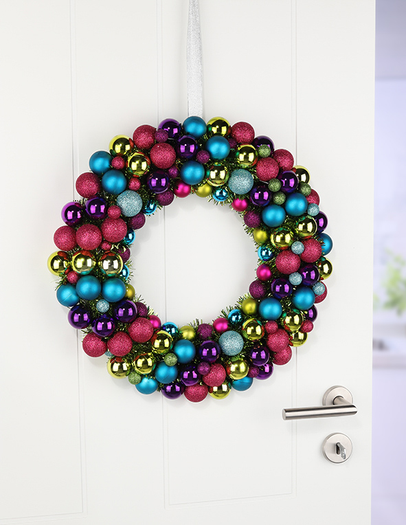 Dekorativer Kranz aus Christbaumkugeln