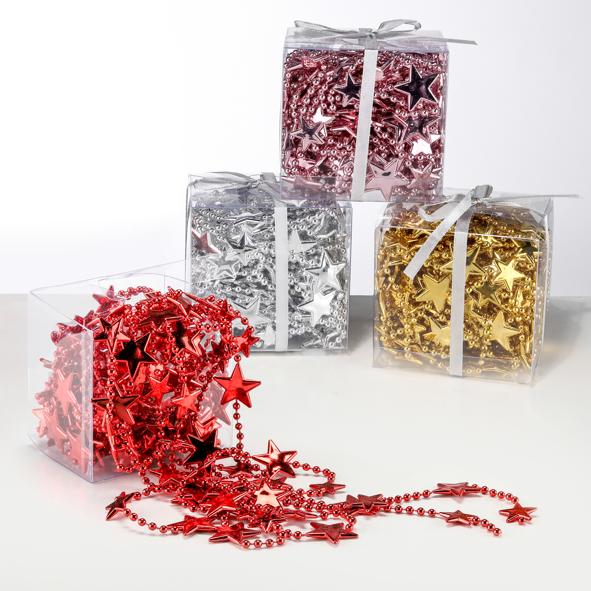 Girlande mit Sternen und Kugeln