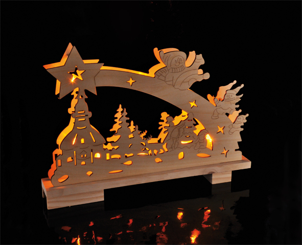 Beleuchteter Lichterbogen aus Holz