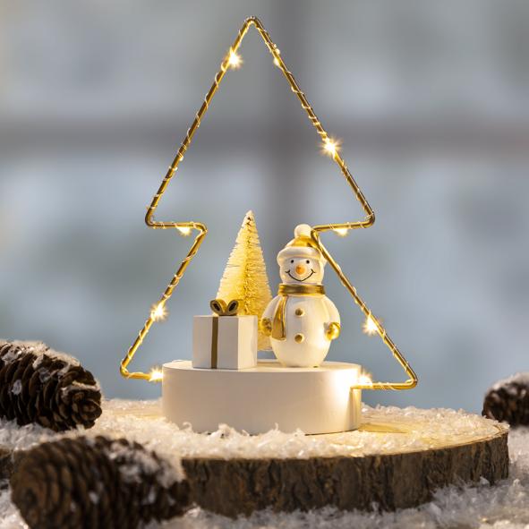 Weihnachtsbaum mit Dekoration und LED