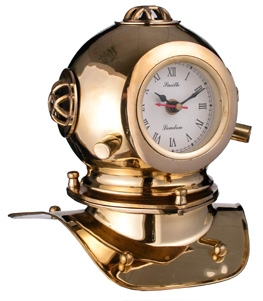 Taucherhelm mit Uhr