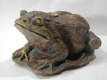 Frosch in Bronzeoptik mit Wasserfontaine