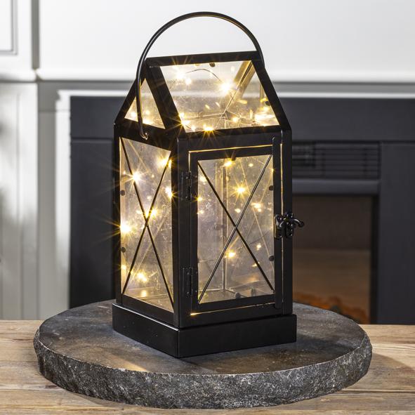 Laterne aus Metall, mit Lichterkette