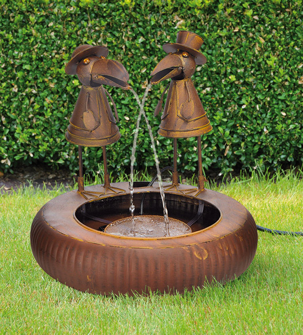Metallbrunnen mit zwei Raben