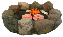 Teich aus Terrakotta-Dekosteinen mit