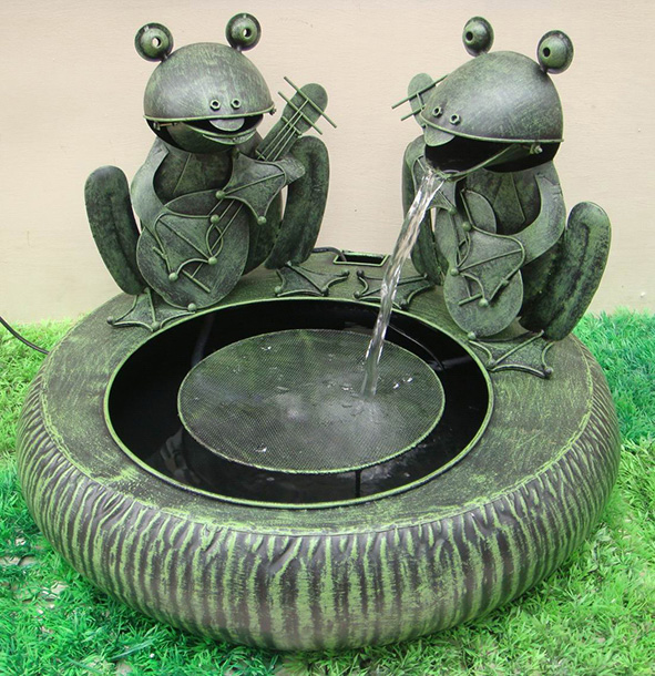 Metallbrunnen mit zwei Fröschen