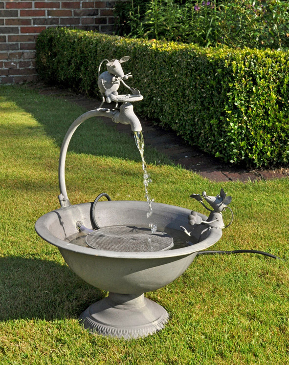 Metallbrunnen mit zwei Mäusen