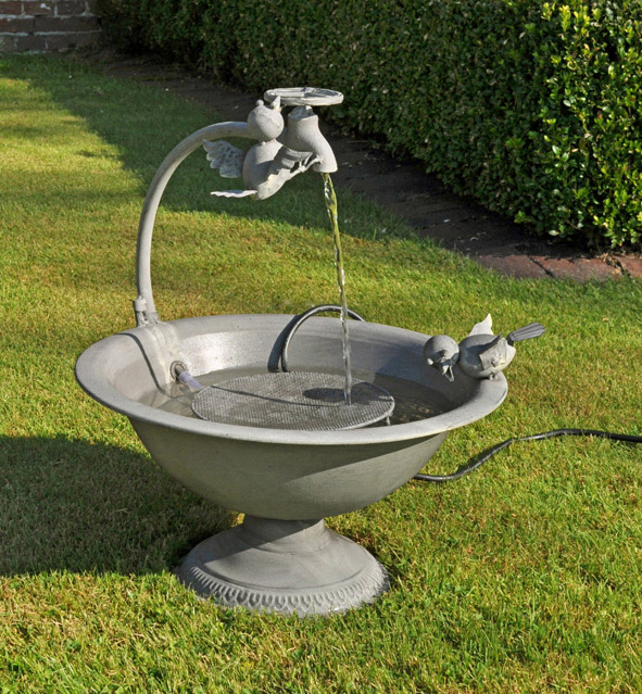 Metallbrunnen mit zwei Vögeln