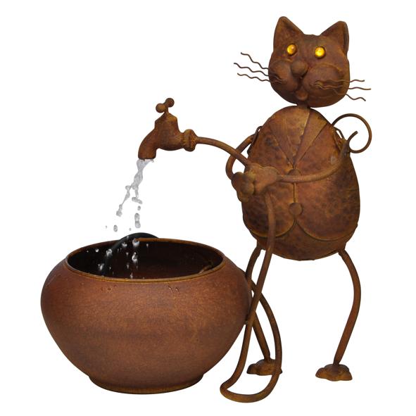 Metallbrunnen mit Katze
