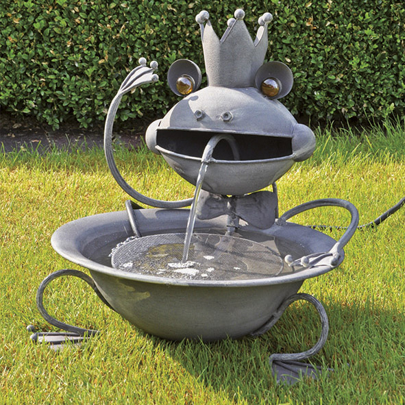 Metallbrunnen mit Frosch