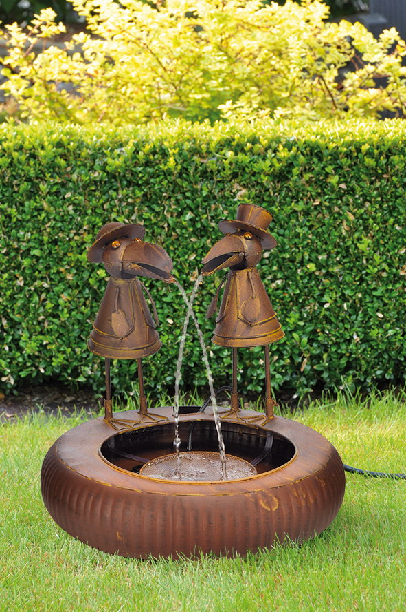 Metallbrunnen mit zwei Raben