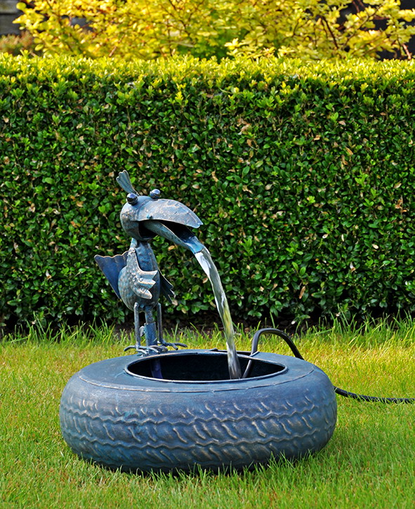 Metallbrunnen mit Vogel