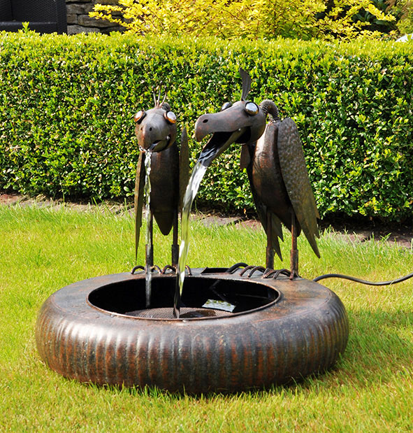 Metallbrunnen Geierpaar