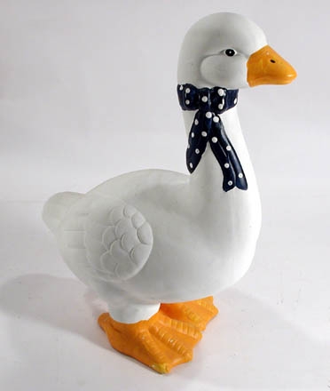 Gans aus Terrakotta mit blauer Schleife