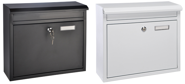 Briefkasten aus Metall, farbig sortiert