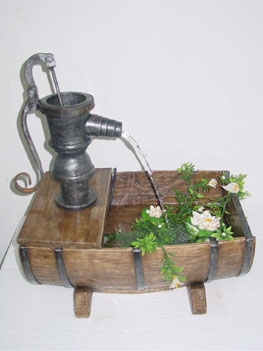 Wasserpumpe mit Holzbehälter