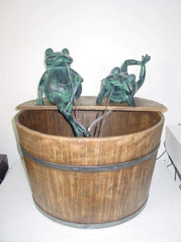 Wasserbrunnen aus Holz mit zwei