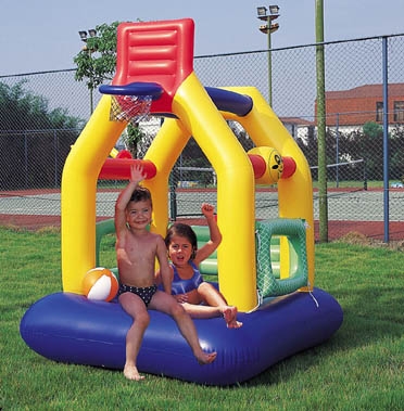 Hüpfburg mit Basketballkorb