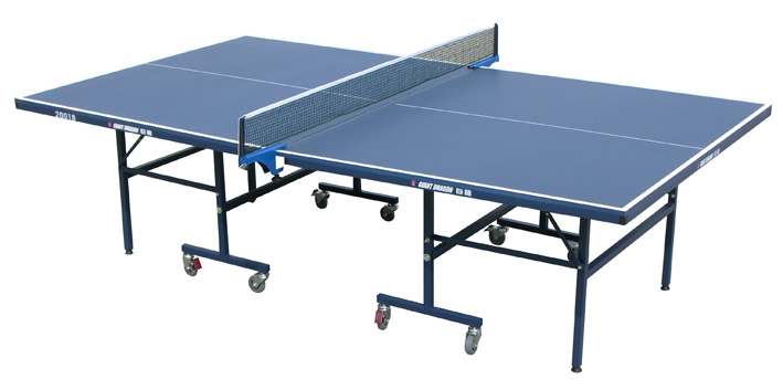 Tischtennisplatte in blau mit Netz