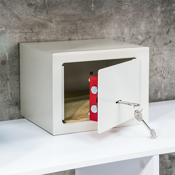 Safe mit zwei Schlüsseln