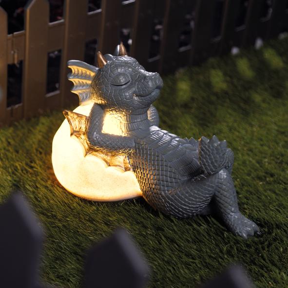 Dekofigur "Drache" liegt auf LED Stein