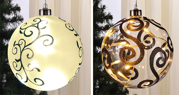 Beleuchtete Weihnachtskugeln aus Glas