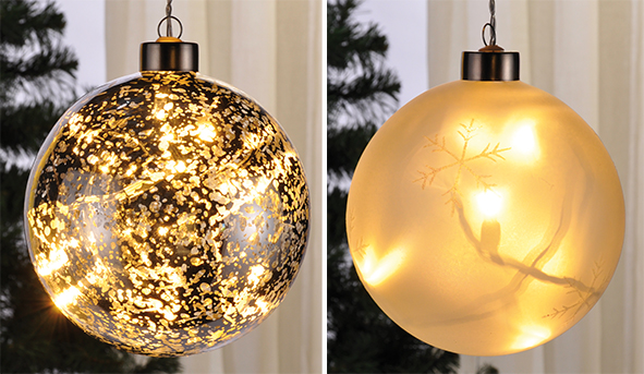 Beleuchtete Weihnachtskugeln aus Glas