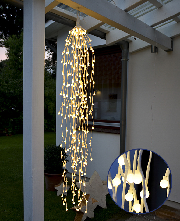 Lichterzweige hängend