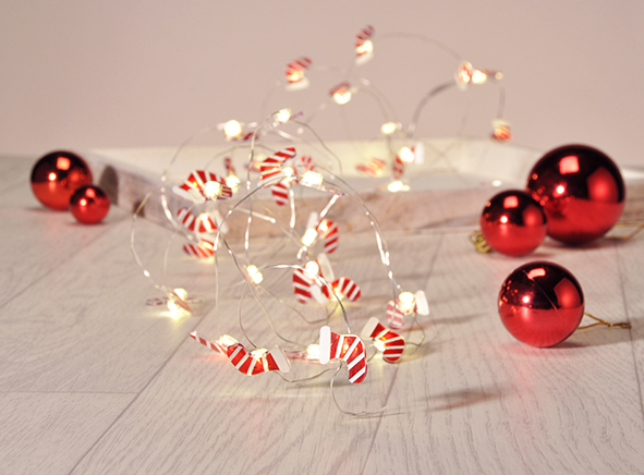 LED Batterie-Lichterkette mit 40 roten Stiefeln