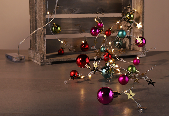 Lichterkette mit Stern- und Balldeko