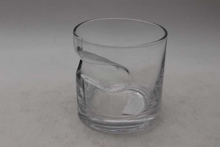 Glas mit Zigarrenhalter