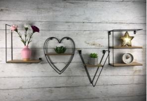 Holzregal aus Buchstaben LOVE