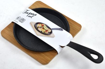 Gußeisenpfanne mit Bambus Untersetzer