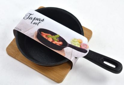 Gußeisenpfanne mit Bambus Untersetzer