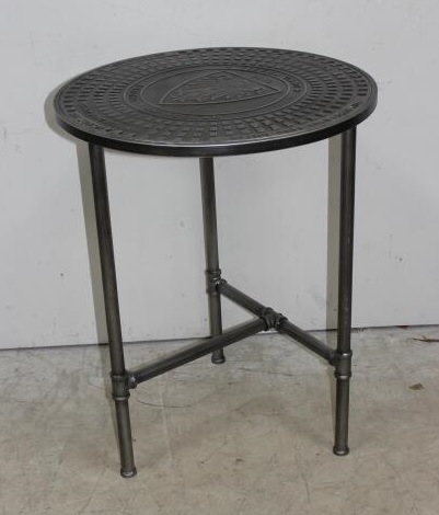 Metalltisch, rustikales Design