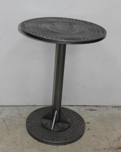 Metalltisch im rustikalen Design