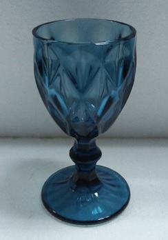 Kelch zum Trinken aus Glas, blau