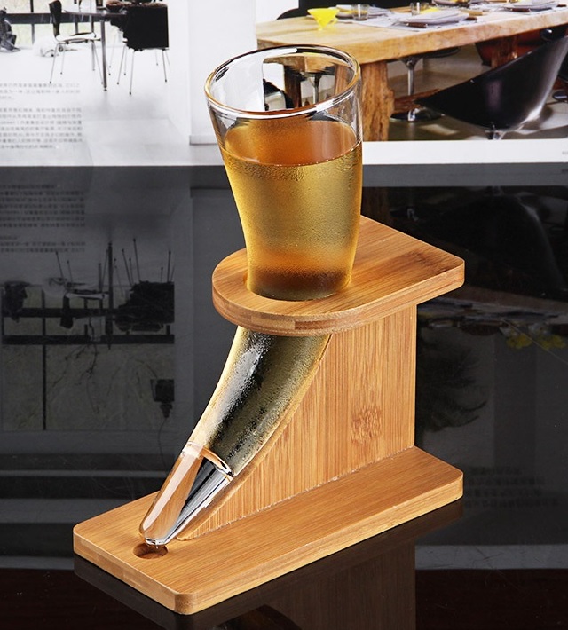 Trinkglas "Bierhorn" mit Ständer