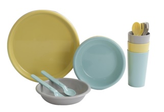 Geschirr- und Besteckset aus Kunststoff
