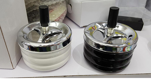 Aschenbecher aus Metall