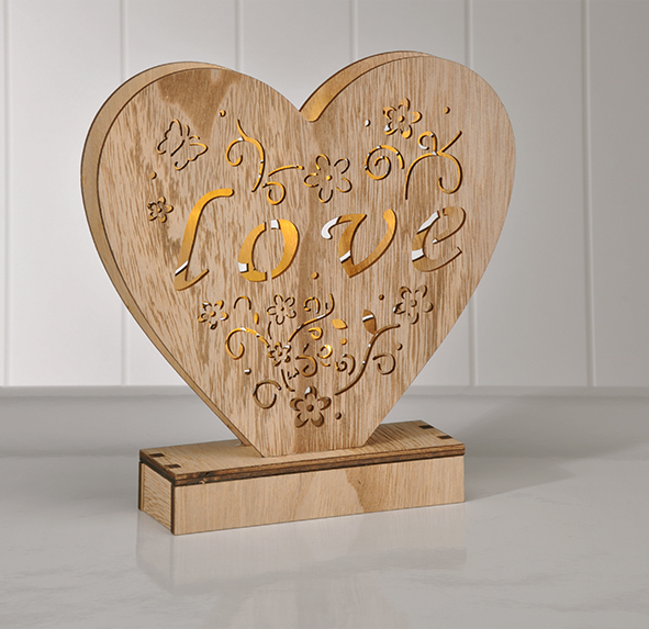 Beleuchtetes Deko-Herz aus Holz
